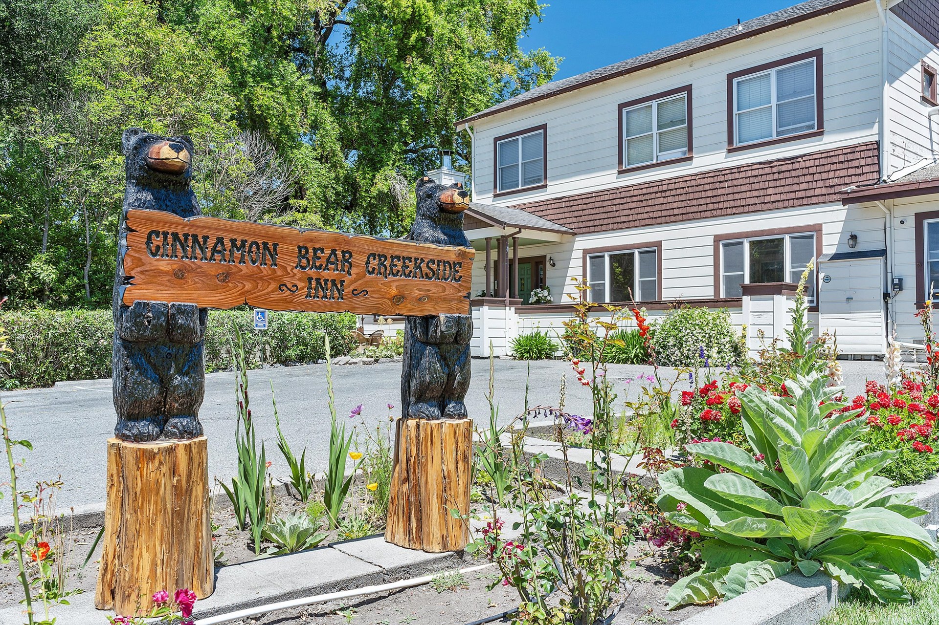 Cinnamon Bear Creekside Inn in Sonoma, CA